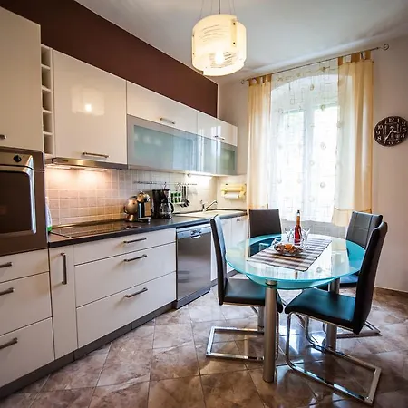 Apartment Downtown Nora Split